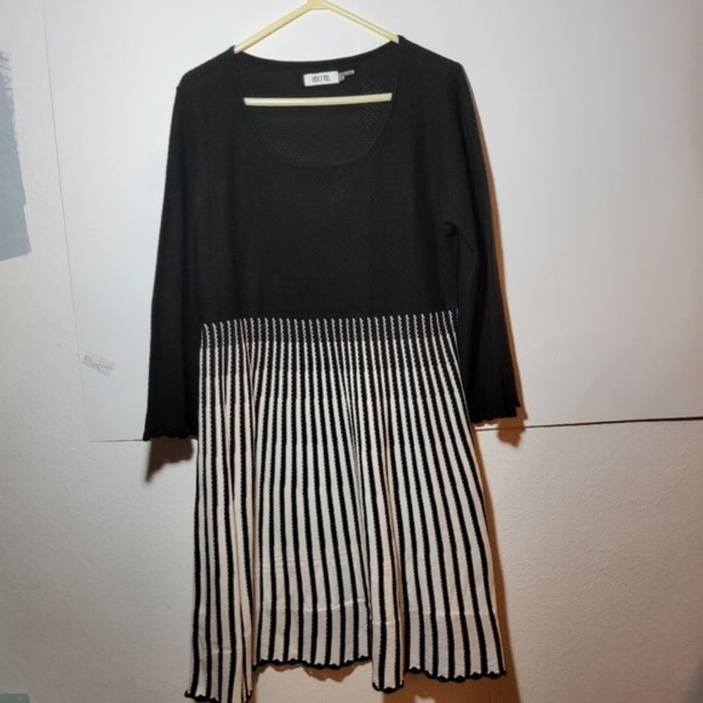 Vicky Tiel Women's knit Sweater Dress Size XL Black and white